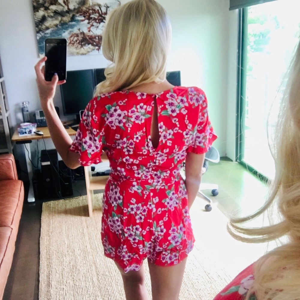 NEW LULUS Summer Travel Red Floral Romper SMALL S - Picture 4 of 8